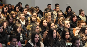 Učenici Medicinske škole organizirali prezentaciju na temu 'pobačaj'