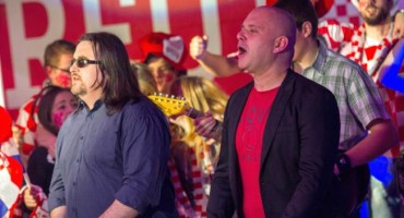 'Uvijek vjerni Hrvatskoj': Otkazani let i Igor Delač pjevaju himnu Vatrenima