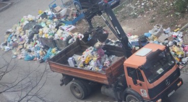 Vjerovali ili ne: Djelatnici Parkova počeli odvoziti smeće sa ulica Mostara