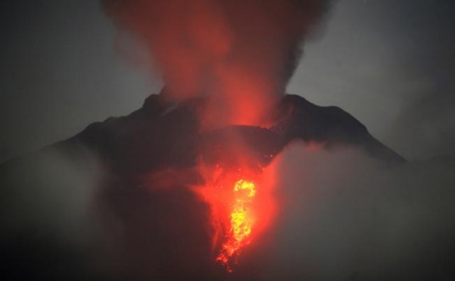 Vulkan izbacuje užareno kamenje, počela evakuacija