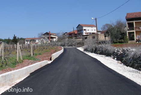 Asfaltirana cesta kroz međugorsko naselje Baraći