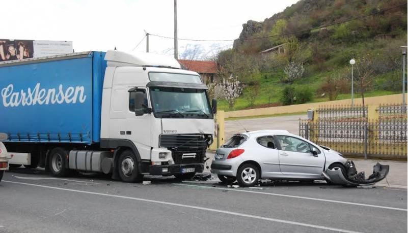 Na sjevernom izlazu iz Mostara šleper udario u automobil, poginula žena