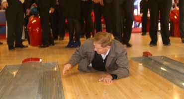 Gradonačelnik Sarajeva slomio ruku na otvaranju kuglane 