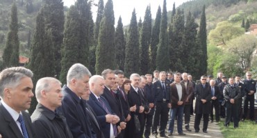 HDZ na grobu Joze Leutara