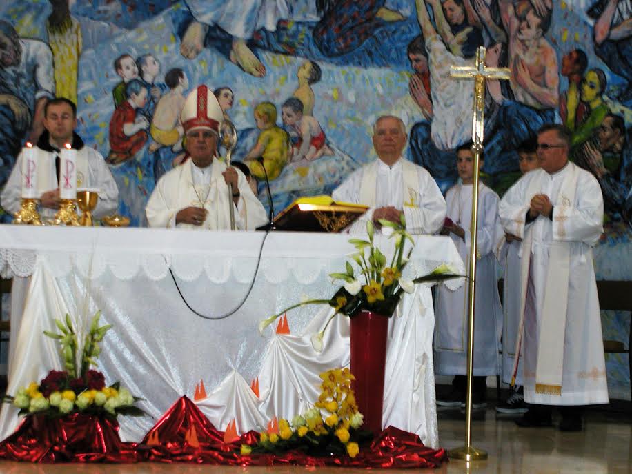 Mostarski biskup msgr. dr. Ratko Perić krizmao 90 mladih iz župe Krista Kralja Čitluk