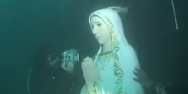 Na dnu oceana ronioci koji traže nestali malezijski avion našli netaknuti Gospin kip!