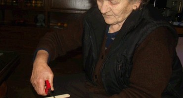 Ljubuški: Zlatne ruke bake Stane kosti namještaju bez rendgena 