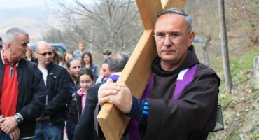  Fra Andrija Jozić predvodio pobožnost križnog puta na Uzdolu