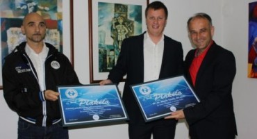 Klub vodenih sportova Orka uručio plakete FPMOZ-u i dekanu Vasilju