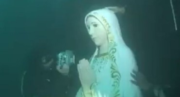 Na dnu oceana ronioci koji traže nestali malezijski avion našli netaknuti Gospin kip! 