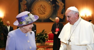 Papa Franjo primio kraljicu Elizabetu