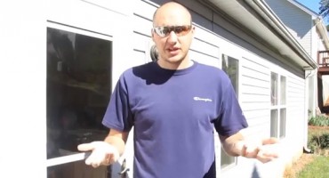 Cijeli život skidate majice na pogrešan način?