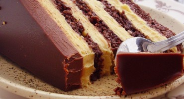 Torta s lješnjacima i karamelom