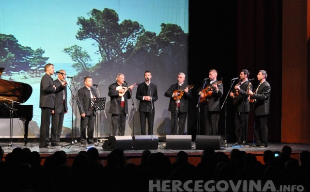Meri Cetinić, Goran Karan i klapa 'Kumpanji' održali koncert u Mostaru