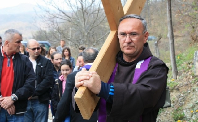  Fra Andrija Jozić predvodio pobožnost križnog puta na Uzdolu