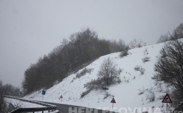 Zbog sniježnih nanosa otežano se prometuje na dionici Posušje - Tomislavgrad