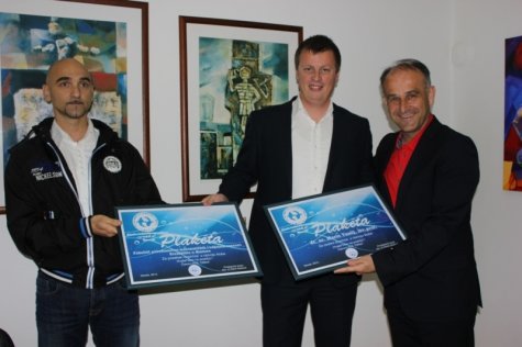Klub vodenih sportova Orka uručio plakete FPMOZ-u i dekanu Vasilju