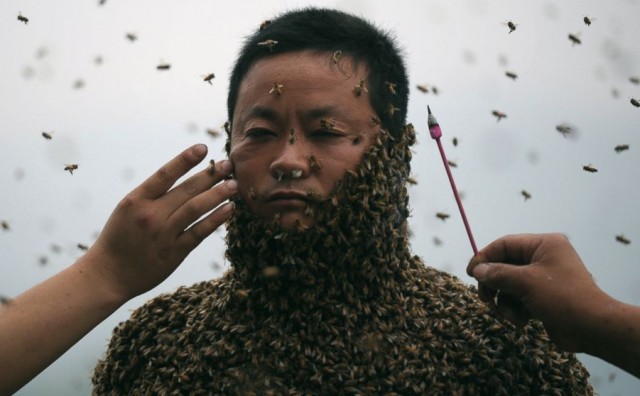 Kinez reklamirao svoj med: Cijelo tijelo mu prekrilo čak 460.000 pčela