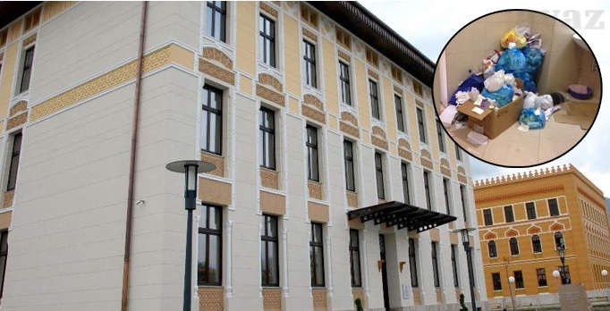 Mostarskom Vijećnicom širi se nesnosan smrad