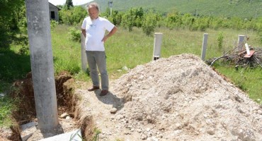 Platio priključak, sada sam stavlja stupove