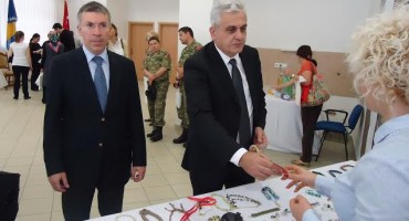 Gradonačelnik Mostara Ljubo Bešlić na humanitarnoj prodaji rukotvorina