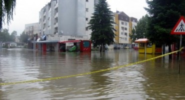 Izlila se rijeka Bosna: Ljudi na krovovima čekaju pomoć