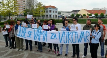 Tijekom proslave Dana grada, prosvjed grupe mladih 'J...e se vama za Vukovar'