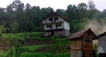 Pogledajte kako klizište 'guta' kuću u svega par sekundi!