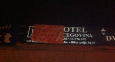 Navijačke parole na sjevernom ulazu u Mostar