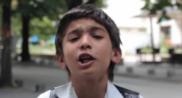 Mostar:  Pogledajte kako mali Rom pjeva-Puste pare proklete