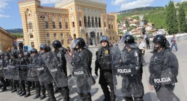 Pogledajte tučnjavu specijalaca i prosvjednika u Sarajevu 