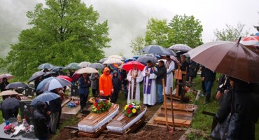 Posljednji ispraćaj mučki ubijenih Nikole i Marice