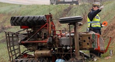 Poginuo petogodišnjak u prevrtanju traktora