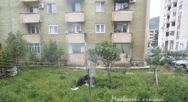 Mostarske mame platile račun za struju starici koja je kuhala u dvorištu