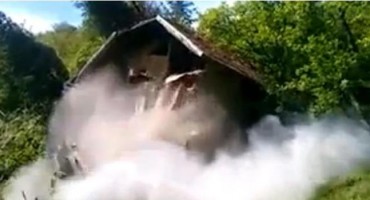 Stravični snimak iz Zenice: Klizište u sekundi uništilo kuću!