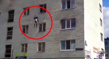 Stravično: Očajna majka djecu bacila kroz prozor s četvrtog kata