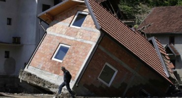 Više od 100.000 uništenih domova i najmanje 230 škola i zdravstvenih ustanova