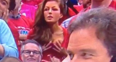 Zgrabila se za sise i postala internetska senzacija 