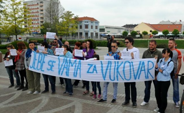 Tijekom proslave Dana grada, prosvjed grupe mladih "J...e se vama za Vukovar"