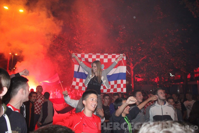 Slavlje u Mostaru nakon utakmice Hrvatska-Kamerun