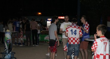 Mostar: Odlična navijačka atmosfera u Fan zoni Vojno