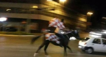Novi internet hit: Navijač Hrvatske na konju protunjao Splitom