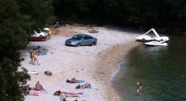 Vrhunac bahatosti, s autom se parkirao na plaži