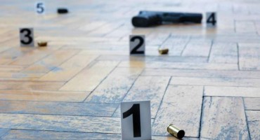 20-godišnjak upucan u glavu pored osnovne škole