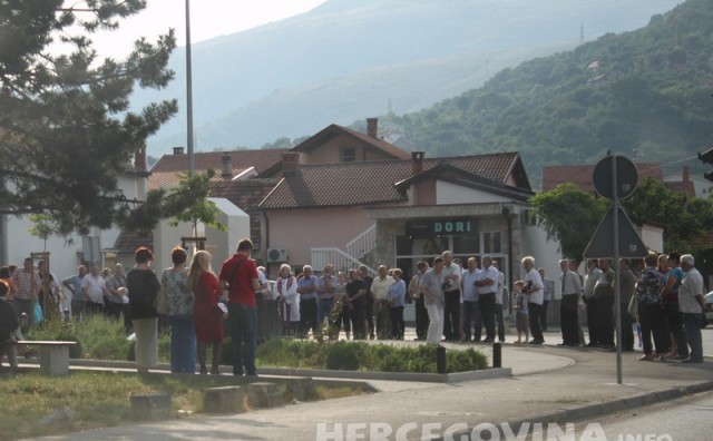 Lipanjske zore: Položeni vijenci i zapaljene cvijeće poginulim hrvatskim braniteljima 3  bojne Cimske