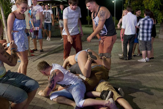 Britanka se u klubu seksala s 20 muškaraca za jedno piće!