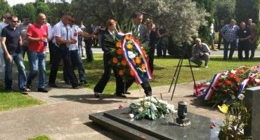 Branitelji iz Gruda na grobu pukovnika Marka Babića 