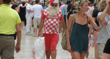 Djed mraz ovoga ljeta zbog ratnih brodova zaobišao Neum i odmara se u Dubrovniku