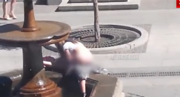 Usred bijela dana skinula gaće i zajahala dečka na gradskoj fontani