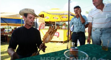 Posušje: Ganga i bećarac orili su se Ilijinim brdom